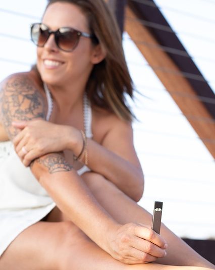 Kvinde ryger e-cigaret